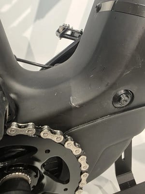 Fahrradrahmen-Detail mit Kette und Pedal, sichtbare Kratzer. Fahrradrahmen-Detail mit Kette und Pedal, sichtbare Kratzer.