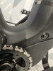 Fahrradrahmen-Detail mit Kette und Pedal, sichtbare Kratzer.