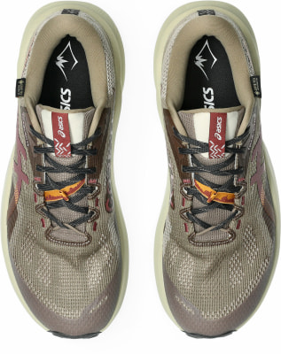 Oberansicht von erdigen Asics-Laufschuhen mit markantem Logo.