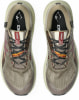 Oberansicht von erdigen Asics-Laufschuhen mit markantem Logo.