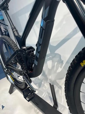Schwarzes Mountainbike mit Dämpfer und Pedalen auf einem Ständer. Schwarzes Mountainbike mit Dämpfer und Pedalen auf einem Ständer.