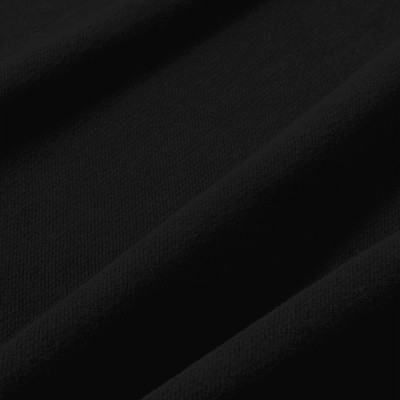Detail eines schwarzen Textils mit feiner Faltung und Textur.
