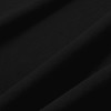 Detail eines schwarzen Textils mit feiner Faltung und Textur.
