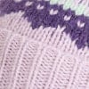 Detail einer Strickerei mit violetten und hellrosa Streifen und Muster.