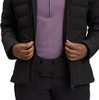 Detail einer Jacke mit lila Pullover und schwarzer Hose, Hände schließen den Reißverschluss.