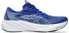 Blauer Laufschuh mit weißer Sohle und Asics-Logo.