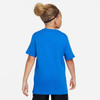 Rückansicht eines blauen T-Shirts mit Dutt und schwarzem Stirnband.
