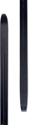 Zwei schwarze Skier mit Karbontextur nebeneinander auf weißem Hintergrund. Zwei schwarze Skier mit Karbontextur nebeneinander auf weißem Hintergrund.