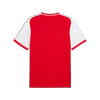 Rotes Trikot mit weißen Ärmeln und weißem Halsausschnitt.