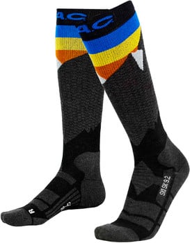 Skisocken mit farbigem Streifenmuster und Logo oben.