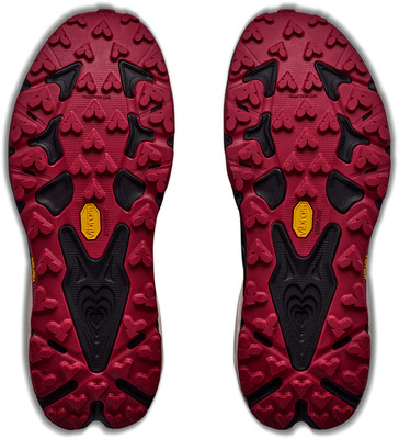 Blick auf die Sohlen zweier Schuhe mit rotem und schwarzem Muster. Blick auf die Sohlen zweier Schuhe mit rotem und schwarzem Muster.