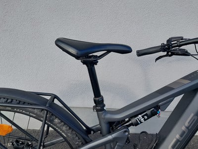 Detail von Sattel und Lenker eines E-Bikes mit Dämpfer und Gepäckträger. Detail von Sattel und Lenker eines E-Bikes mit Dämpfer und Gepäckträger.