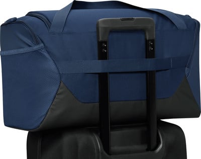Dunkelblaue Reisetasche mit schwarzem Boden auf einem Rollkoffer.