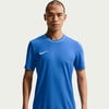 Mann in einem blauen T-Shirt mit weißem Kragen und Nike-Logo.