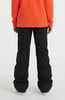Rückansicht einer Person in einer orangefarbenen Jacke und schwarzen Hose.