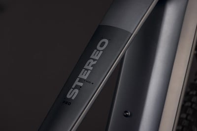 Rahmendetail eines Fahrrads mit dem Logo STEREO PRO und der Größe M. Rahmendetail eines Fahrrads mit dem Logo STEREO PRO und der Größe M.