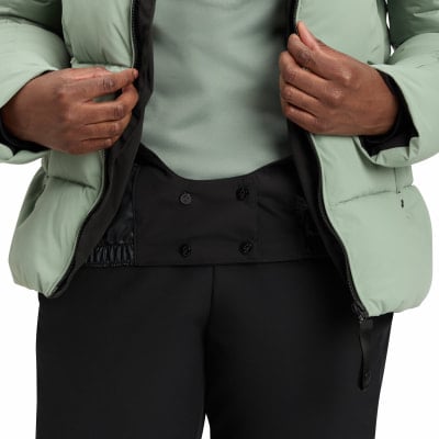 Detail einer Jacke mit Verschlusdetails und schwarzer Hose. Detail einer Jacke mit Verschlusdetails und schwarzer Hose.