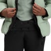 Detail einer Jacke mit Verschlusdetails und schwarzer Hose.