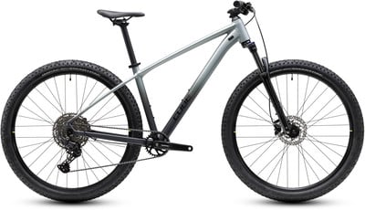 Graues Cube Mountainbike mit Federung und Scheibenbremsen. Graues Cube Mountainbike mit Federung und Scheibenbremsen.