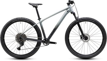 Graues Cube Mountainbike mit Federung und Scheibenbremsen.