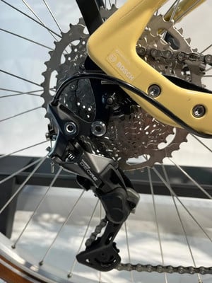 Shimano Deore Schaltwerk an einem Fahrrad mit Bosch-Logo. Shimano Deore Schaltwerk an einem Fahrrad mit Bosch-Logo.