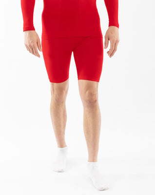 Mann in rotem Langarmshirt und roten Shorts Mann in rotem Langarmshirt und roten Shorts