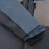 Detail eines Jackenärmels mit Farbkontrast und Klettverschluss.