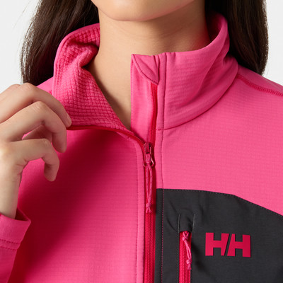 Detail einer rosa Damenjacke mit HH-Logo und strukturiertem Kragen.