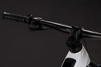Detailansicht eines Mountainbike-Lenkers mit Display und Bremshebel.
