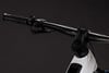 Detailansicht eines Mountainbike-Lenkers mit Display und Bremshebel.