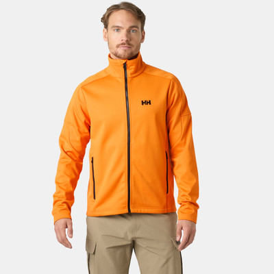 Egy férfi narancssárga Helly Hansen dzsekiben, HH logóval a mellkasán. Egy férfi narancssárga Helly Hansen dzsekiben, HH logóval a mellkasán.