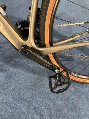 Detail eines Fahrrads mit GRX-Kurbeln und schwarzem Pedal. Detail eines Fahrrads mit GRX-Kurbeln und schwarzem Pedal.