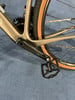 Detail eines Fahrrads mit GRX-Kurbeln und schwarzem Pedal.