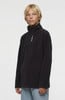 Junge in schwarzem Fleece-Pullover mit O'Neill-Logo und hellblauer Hose.