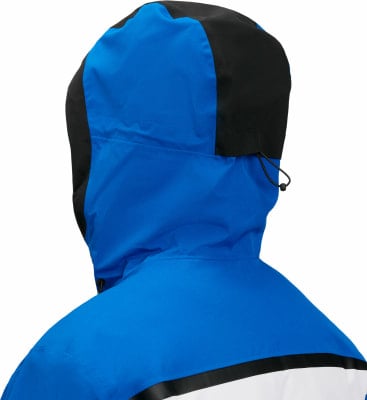 Detail einer Kapuzenjacke, blau und schwarz, mit Kordelzug. Detail einer Kapuzenjacke, blau und schwarz, mit Kordelzug.