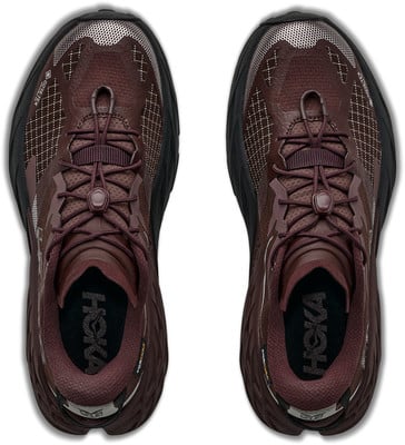 Oberansicht eines Paares burgunderroter Hoka-Laufschuhe mit Schnellverschluss. Oberansicht eines Paares burgunderroter Hoka-Laufschuhe mit Schnellverschluss.