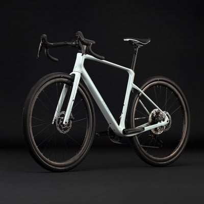 Modernes hellblaues Gravelbike vor schwarzem Hintergrund. Modernes hellblaues Gravelbike vor schwarzem Hintergrund.