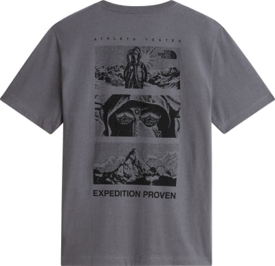 Graues T-Shirt mit Aufdruck von Bergsteigern und Bergen, mit der Aufschrift „Expedition Proven“. Graues T-Shirt mit Aufdruck von Bergsteigern und Bergen, mit der Aufschrift „Expedition Proven“.