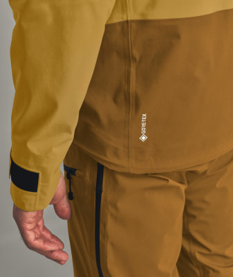 Detail einer Jacke mit GORE-TEX-Logo und Reißverschlusstasche. Detail einer Jacke mit GORE-TEX-Logo und Reißverschlusstasche.