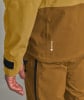 Detail einer Jacke mit GORE-TEX-Logo und Reißverschlusstasche.