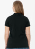 Rückansicht einer Frau in einem schwarzen Poloshirt mit langen braunen Haaren.