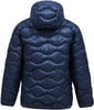 Rückansicht einer dunkelblauen Daunenjacke mit Kapuze und wellenförmiger Steppung.