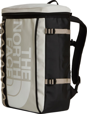The North Face Rucksack mit beigem Logo und schwarzen Trägern. The North Face Rucksack mit beigem Logo und schwarzen Trägern.