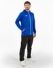 Ein Mann in einem blauen Kapuzenpullover und schwarzer Hose vor weißem Hintergrund.