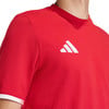 Rotes T-Shirt mit weißem Adidas-Logo auf der Brust.