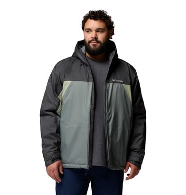 Mann in dunkler Kapuzenjacke mit Farbblöcken. Mann in dunkler Kapuzenjacke mit Farbblöcken.