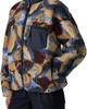 Bunte Fleecejacke mit geometrischem Muster und dunkler Reißverschlusstasche.
