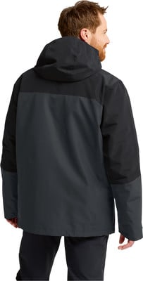 Rückansicht eines Mannes in einer schwarzen, wasserdichten Jacke mit Kapuze. Rückansicht eines Mannes in einer schwarzen, wasserdichten Jacke mit Kapuze.