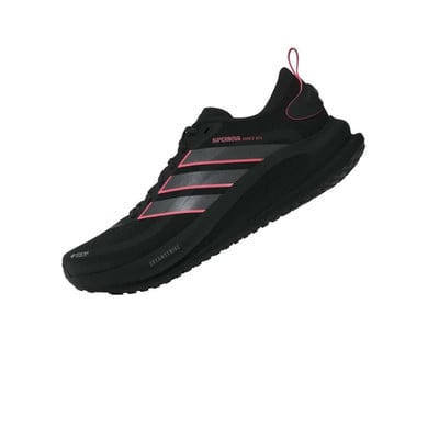Černá běžecká obuv Adidas Supernova s růžovými pruhy a nápisem Dreamstrike. Černá běžecká obuv Adidas Supernova s růžovými pruhy a nápisem Dreamstrike.