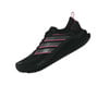 Černá běžecká obuv Adidas Supernova s růžovými pruhy a nápisem Dreamstrike.